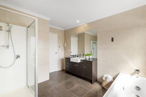 Photo of property in 5 Wye Oak Drive, Schnapper Rock, Auckland, 0632