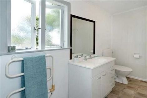 Photo of property in 1/55 Awaroa Road, Sunnyvale, Auckland, 0612