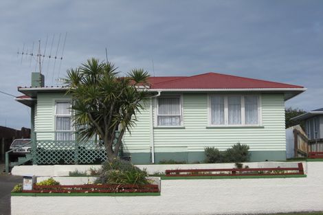 Photo of property in 19 Lee Street, Castlecliff, Whanganui, 4501