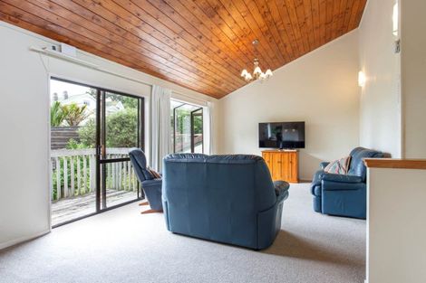 Photo of property in 2/8 Gray Crescent, Torbay, Auckland, 0630