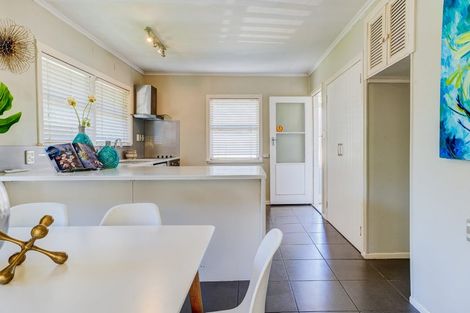 Photo of property in 242 Forrest Hill Road, Forrest Hill, Auckland, 0620