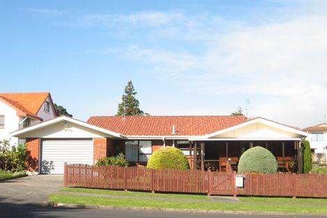 Photo of property in 2/11 Grande Vue Road, Hillpark, Auckland, 2102