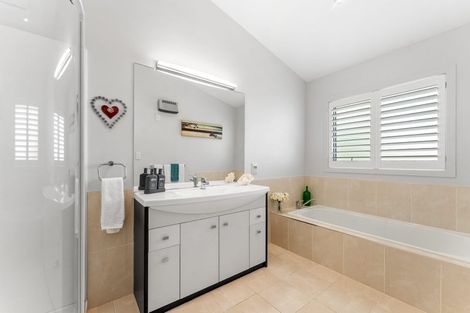 Photo of property in 32 Kahurangi Place, Snells Beach, 0920