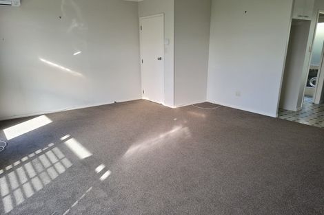 Photo of property in 2/12 Ayton Drive, Totara Vale, Auckland, 0629