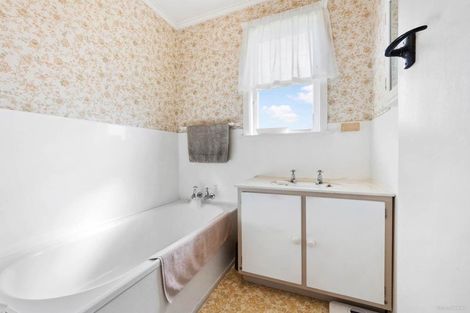 Photo of property in 5 Barron Drive, Green Bay, Auckland, 0604