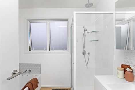 Photo of property in 160 Ennis Avenue, Pakuranga Heights, Auckland, 2010