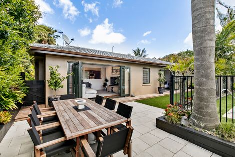 Photo of property in 21 Sartors Avenue, Northcross, Auckland, 0630