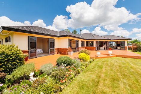 Photo of property in 16 Sycamore Crescent, Fitzherbert, Palmerston North, 4410