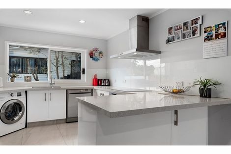 Photo of property in 2/272 Glamorgan Drive, Northcross, Auckland, 0630