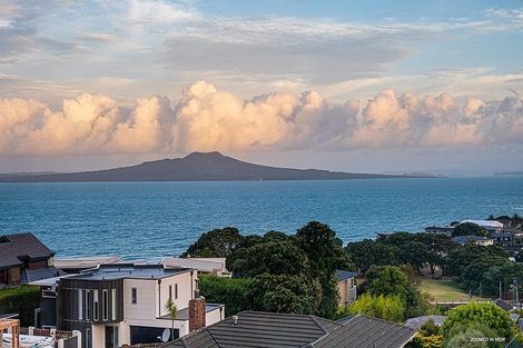 Photo of property in 25 Seaview Road, Castor Bay, Auckland, 0620