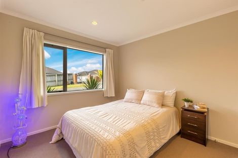 Photo of property in 16 Mcwhirters Farm Lane, Massey, Auckland, 0614