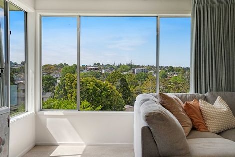 Photo of property in 1/39 Camrose Place, Glenfield, Auckland, 0629