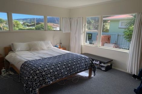 Photo of property in 8 Peckham Grove, Tawa, Wellington, 5028