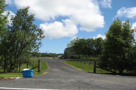 Photo of property in 744 Waitakere Road, Kumeu, 0891