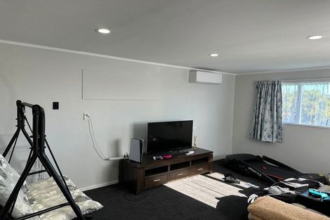Photo of property in 2/25 Kingsbridge Place, Newlands, Wellington, 6037
