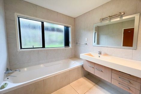 Photo of property in 4 Landsberg Way, Windsor Park, Auckland, 0632