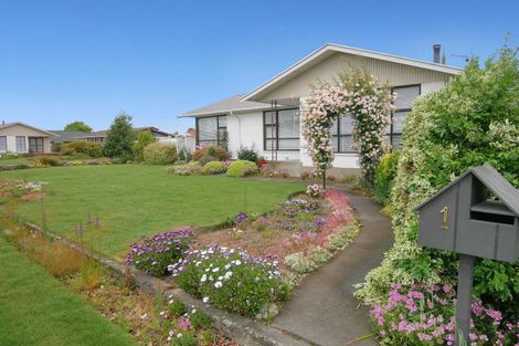 Photo of property in 1 Dunluce Place, Hornby, Christchurch, 8042