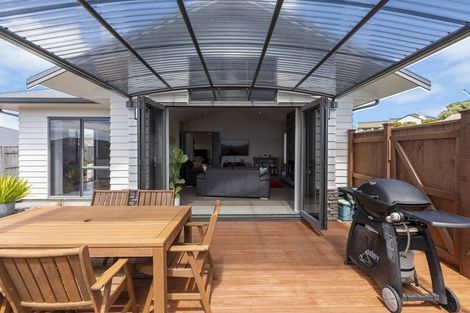 Photo of property in 48 Karamea Street, Whalers Gate, New Plymouth, 4310