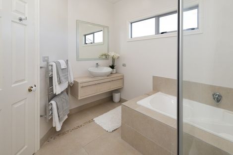 Photo of property in 33 Seymour Road, Mellons Bay, Auckland, 2014