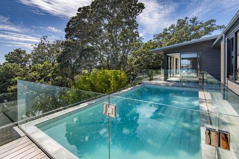 Photo of property in 10a First Avenue, Stanley Point, Auckland, 0624