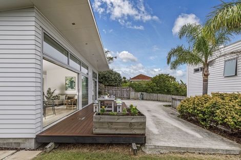 Photo of property in 8a Wairere Road, Torbay, Auckland, 0630