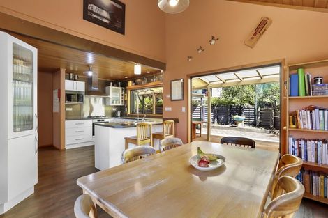 Photo of property in 9 Longfellow Parade, Glen Eden, Auckland, 0604