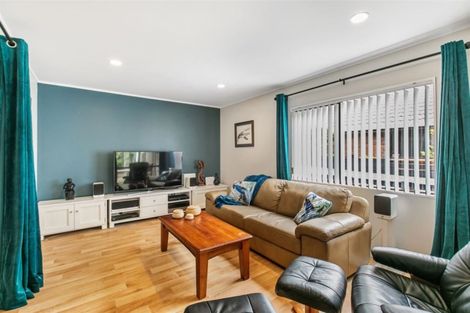 Photo of property in 2/22 Lagoon Way, West Harbour, Auckland, 0618