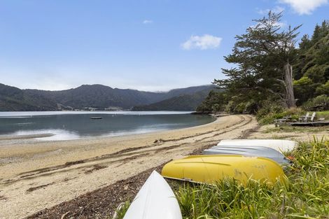 Photo of property in 19 Sandy Bay Road, Black Rock, Picton, 7282