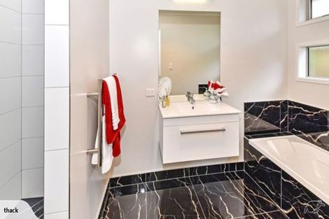 Photo of property in 9 Tongeren Square, Karaka, Papakura, 2113