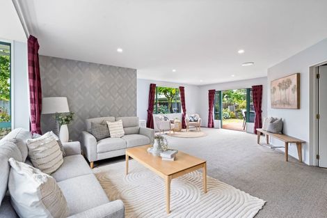 Photo of property in 21 Thornwood Place, Redwood, Christchurch, 8051