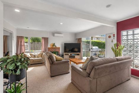 Photo of property in 1/5 Camelot Place, Glenfield, Auckland, 0629