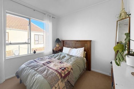 Photo of property in 4/218 Onepu Road, Lyall Bay, Wellington, 6022