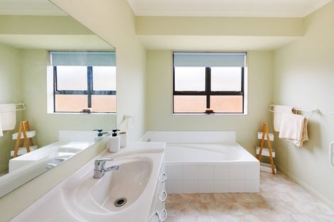 Photo of property in 14 Woodgate Court, Fitzherbert, Palmerston North, 4410