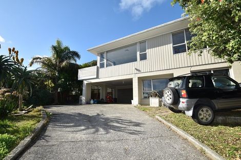Photo of property in 24 Domain Crescent, Muriwai, Waimauku, 0881