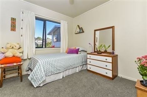 Photo of property in 2/1 John Jennings Drive, Oteha, Auckland, 0632