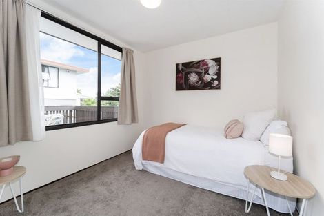 Photo of property in 2/28 Exeter Place, Unsworth Heights, Auckland, 0632