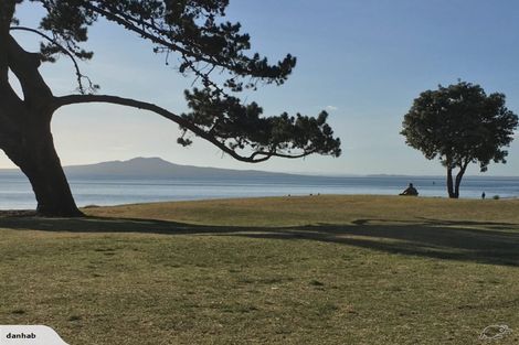 Photo of property in 2/8 Dianthus Place, Browns Bay, Auckland, 0630