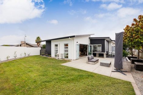Photo of property in 2 Chestnut Close, Kelvin Grove, Palmerston North, 4414