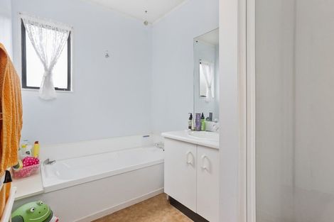 Photo of property in 2/110 Nigel Road, Browns Bay, Auckland, 0630