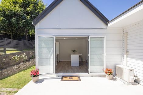 Photo of property in 33 Coote Road, Bluff Hill, Napier, 4110
