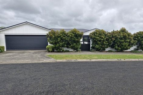 Photo of property in 11 Heta Road, Highlands Park, New Plymouth, 4312