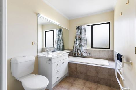 Photo of property in 2 Erne Crescent, East Tamaki, Auckland, 2016