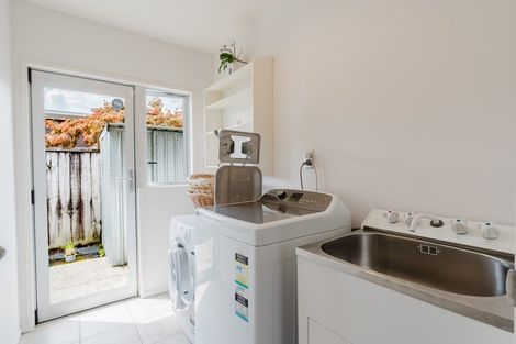 Photo of property in 92 Saint James Drive, Huntington, Hamilton, 3210