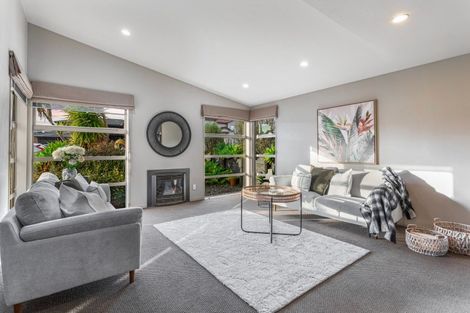 Photo of property in 17 Glen Bay Close, Pinehill, Auckland, 0632