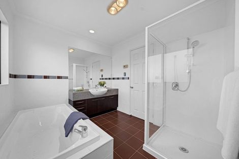Photo of property in 26 Thornbury Crescent, East Tamaki Heights, Auckland, 2016