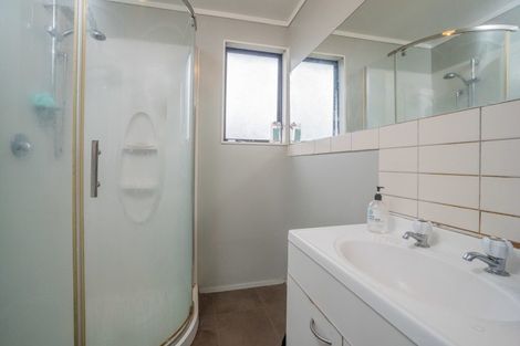 Photo of property in 2/5 Eulogy Place, Randwick Park, Auckland, 2105