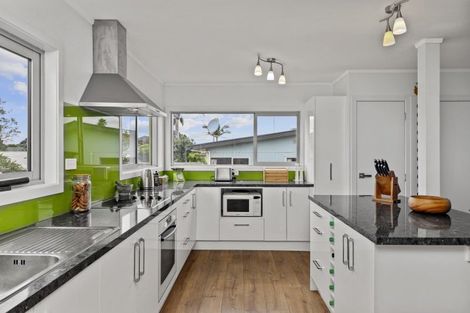 Photo of property in 18 Athenree Road, Athenree, Katikati, 3177