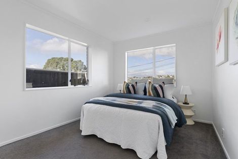 Photo of property in 2/9 Colmar Road, Mellons Bay, Auckland, 2014