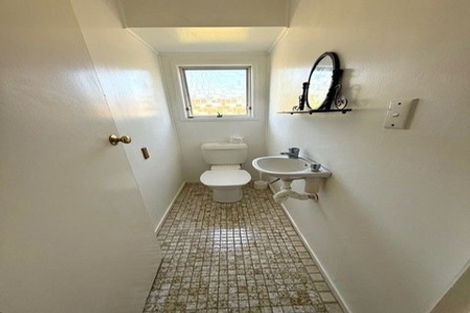 Photo of property in 261 Wairau Road, Totara Vale, Auckland, 0627