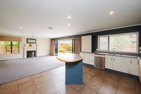 Photo of property in 12 Johnstone Drive, Fitzherbert, Palmerston North, 4410